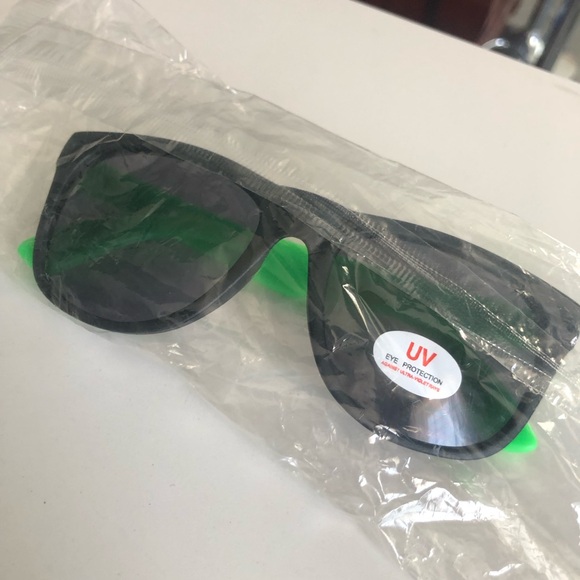 ☀️🏝️UV Eye Protection Sunglasses Green and Black🏝️☀️ - Picture 1 of 5